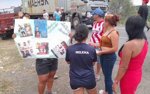 Con carteles, familiares de los jóvenes desaparecidos protestaron para exigir avances en la investigación de las autoridades sobre su paradero.