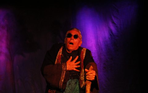 Entre el humo y los espejo se construye como un collage escénico que reúne fragmentos de textos del teatro universal y de la poesía.