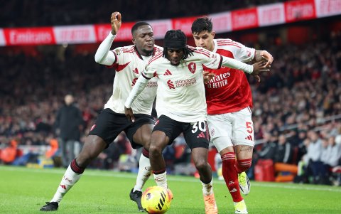 Piero Hincapié destacó como lateral izquierdo.