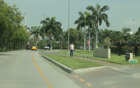 Los residentes denuncian que los primeros filtros de seguridad son cosméticos y carecen de revisión exhaustiva.