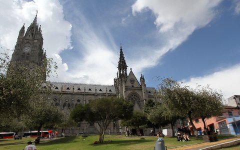 La Basílica del Voto Nacional, con su estilo neogótico, maravilla a locales y extranjeros.