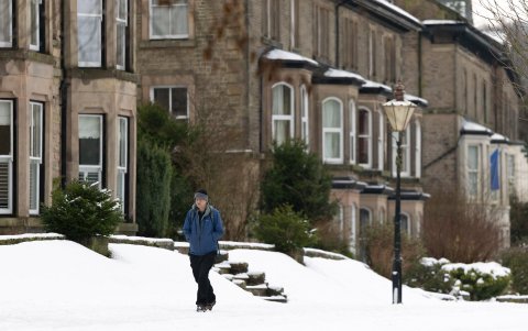 Una mujer camina durante el temporal 