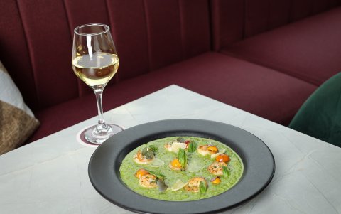 Los platos representativos de Jaleo definitivamente son los risottos, como el de camarones al pesto.