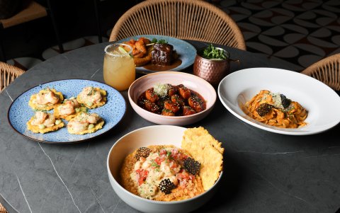 La propuesta gastronómica propone un recorrido por sabores nacionales, latinos e internacionales.