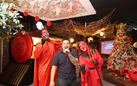 Al visitar El Caldero Mágico puede realizar karaoke en vivo junto a los personajes de la casa.