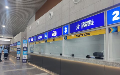 Diecisiete líneas de buses urbanos ingresan a los andenes para dejar y recoger pasajeros, mientras que se eliminan las paradas informales en Ceibos Norte y Puerto Azul.