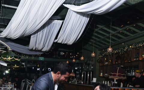 Jaleo cuenta con karaoke en pantalla gigante, sin juicios por notas mal afinadas y con dedicatorias incluidas.