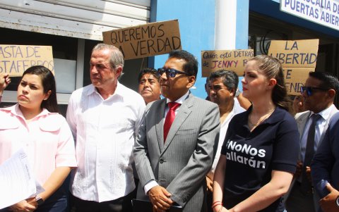 Los asambleístas del correísmo acudieron hasta la Fiscalía de La Libertad.