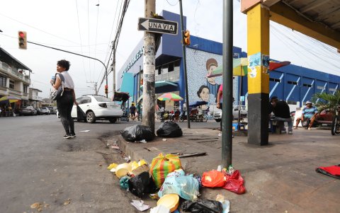 En Durán, la basura se acumula en calles, canales y mercados, incluso cerca de la Municipalidad y el hospital público.