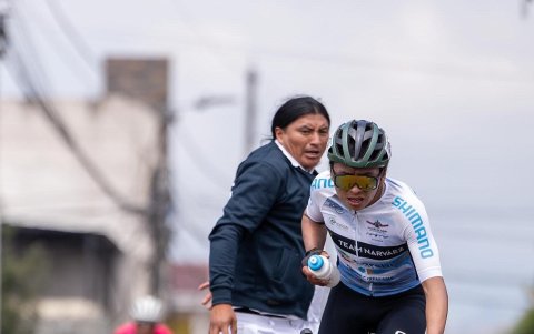Enrique (i) ha sido un gran apoyo para que Cotacachi triunfe en el ciclismo.