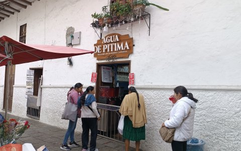 Personas compran el agua pitimas que preparan las monjas en Cuenca.