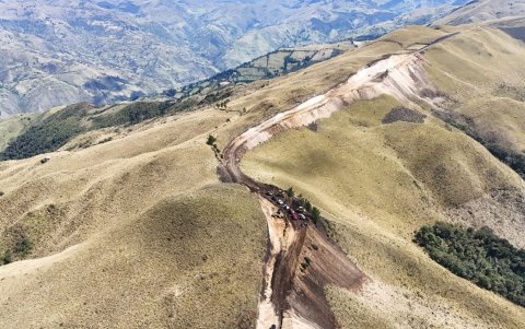 En medio de la cordillera se realiza los trabajos de apertura de la vía que unirá Ambato con Angamarca.