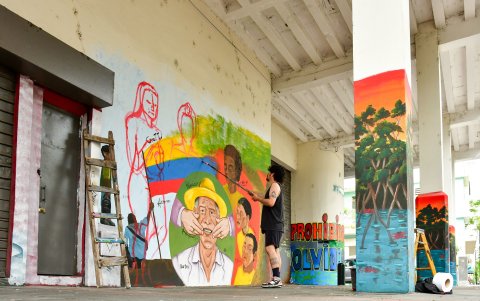 El muralista chileno Sofrenia bosquejó el mural Raymi sobre el otro que habían pintado estudiantes de la UArtes, en noviembre del 2025.