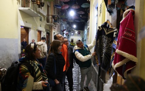 Los visitantes recorren La Ronda atraídos por su tradición y tiendas.