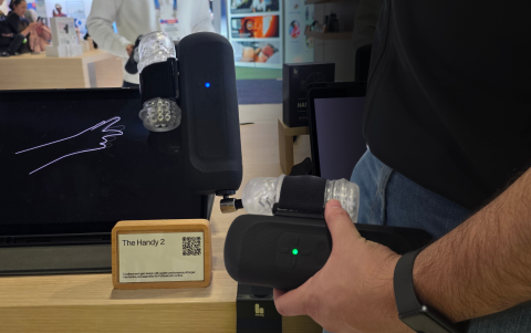 Handy 2 llamó la atención en el CES 2026 como un dispositivo masculino programable, con movimientos automáticos sincronizables con video o realidad virtual para una experiencia de placer coordinada.
