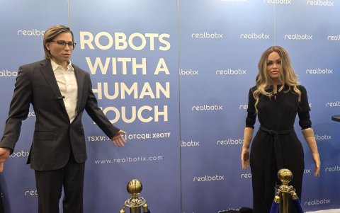 Aria y David, presentados por Realbotix en el CES 2026, representan robots humanoides con inteligencia artificial destinados a roles de asistencia y orientación.