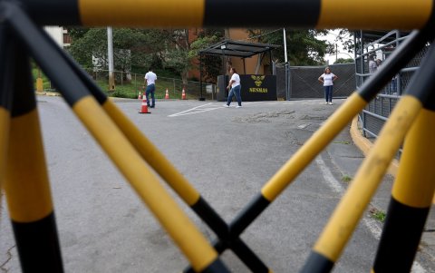 Familiares de reclusos esperan noticias sobre la liberación de presos, afuera de la prisión El Rodeo I en Guatire, en el estado Miranda, este sábado 10 de enero.