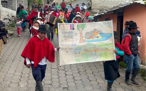En abril con una fiesta comunitaria se celebra el descubrimiento del jambato.