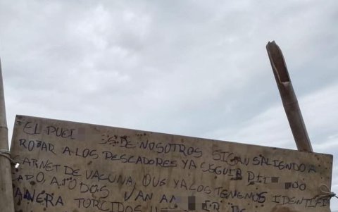 Este fue el cartel colocado junto a las cabezas humanas en la playa de Puerto López.