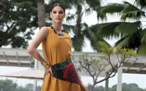 Llevarlo anudado en la cintura sigue en tendencia para este 2026.