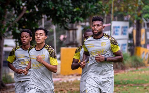 El delantero Pablo Calle (i) y el defensa Gustavo Vallecilla, se entrenan en las canchas alternas del Monumental.