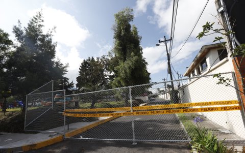 Junto a una calle vallada hay un parque por el que sí se puede acceder.
