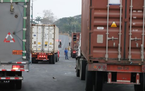 Carretera. El tránsito ha aumentado. Hoy, más vehículos van hacia Playas y Posorja.