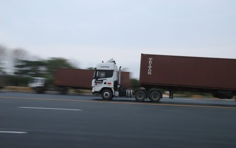Irrespeto. Choferes de transportes pesados usan generalmente todos los carriles de la vía.