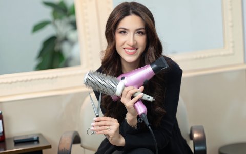 Empezó a peinar a los trece años  y a los diecinueve ya tenía su propia peluquería.