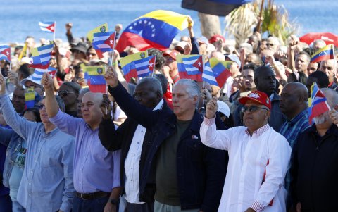 El presidente de Cuba, Miguel Diaz-Canel (c), asiste a un acto celebrado en la Tribuna Antimperialista a favor de Venezuela.