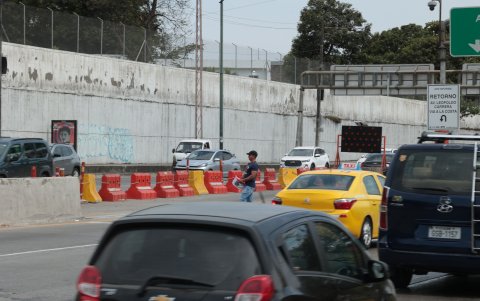 Peatón cruza la vía a la altura de las oficinas de la ATM.