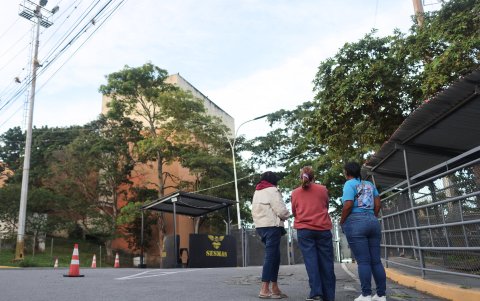 Familiares de presos políticos esperan frente a la cárcel El Rodeo I este lunes, en Caracas (Venezuela).
