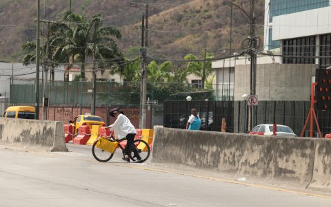 En el otro extremo, donde también termina el carril contraflujo, los peatones saltan las barreras que dividen carriles.