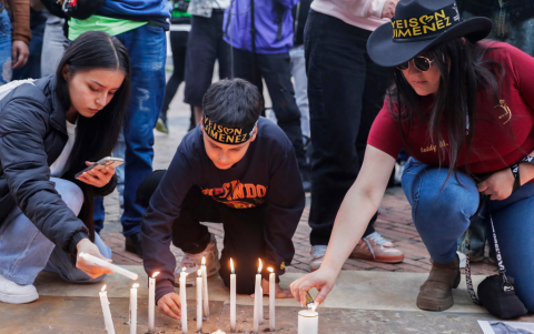 Seguidores del cantante colombiano Yeison Jiménez prenden velas para despedir al artista este domingo 11 de enero 2026, en el estadio El Campín en Bogotá (Colombia).