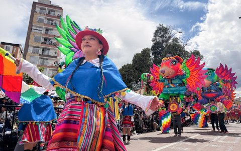 Una integrante de una comparsa participa en el Desfile Magno del Carnaval de Negros y Blancos este martes, en Pasto (Colombia).