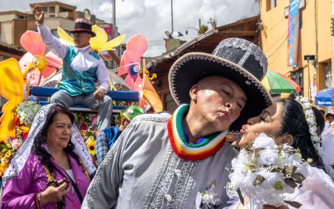 Integrantes de una comparsa en el 'Desfile de la Familia Castañeda' este domingo, durante el Carnaval de Negros y Blancos, en Pasto (Colombia).