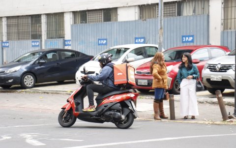 No hay cifras oficiales sobre el número de repartidores en moto que circulan en Quito, en medio del debate por controles e identificación.