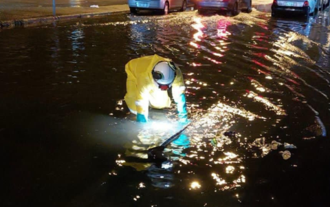 La basura en las alcantarillas es uno de los factores que generan las inundaciones.