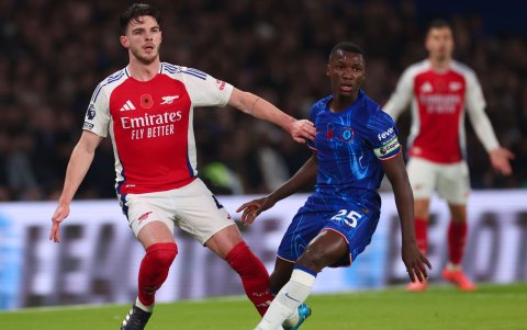 Moisés Caicedo (d) en partido de Chelsea ante Arsenal.