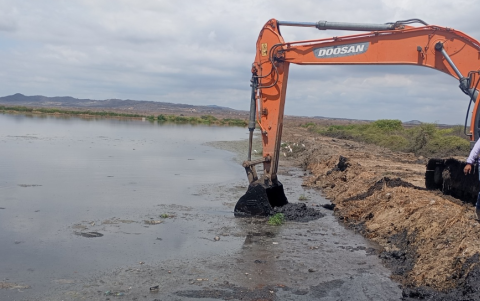HidroPlayas EP, junto al GAD Municipal y las direcciones de Medio Ambiente y Gestión de Riesgos, inició trabajos de dragado y conformación de muros.