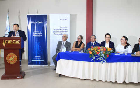 En la mesa directiva estuvieron Miguel Yapur, Katheryn Pazos, Pedro Villena, Carlos Monsalve, Paola Romero y Jorge Aragundi. En la foto, la intervención de  Rayner Durango.