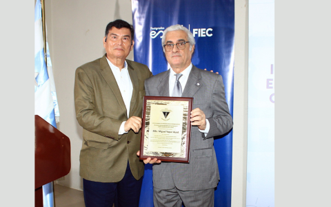 Eduardo Carbo, en representación de los exalumnos del programa, entregó una placa de reconocimiento a Miguel Yapur Auad por su aporte educativo.