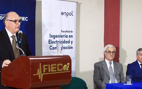 Édgar López, exalumno del programa, recordó anécdotas de la Electrónica Médica en la época estudiantil.