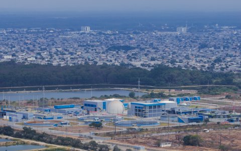 Los vertidos afectan la calidad del aire, el sistema de aguas residuales y los ecosistemas del estero Salado.