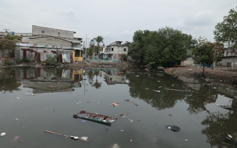 La mayoría de cuerpos hídricos de Guayaquil en repetidas ocasiones permanecen así: con basura. Muchos emanan malos olores desde hace ya varios años.