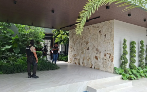 Tres viviendas lujosas fueron allanadas por la Policía Nacional en la urbanización La Península, ubicada en la isla Mocolí,