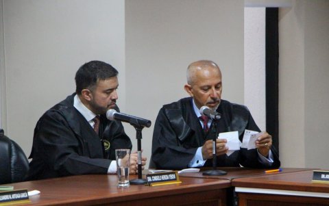 Los jueces Felipe Córdova y Alejandro Artega cuentan los votos.