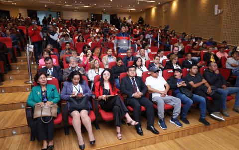 Algunos de los veedores y postulantes a la comisión, además de ciudadanos, participaron en el sorteo.