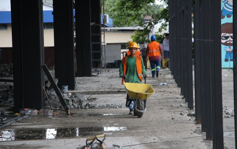 Los trabajos se continúan realizando en la plaza.