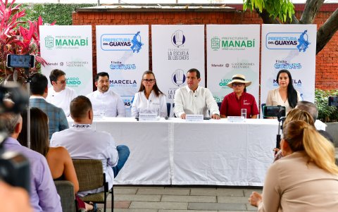 La prefecta del Guayas junto a Leonardo Orlando, prefecto de Manabí.
